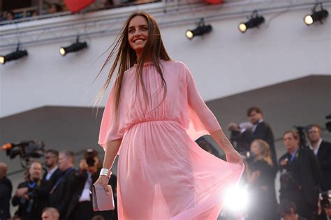 Matilde Gioli, la scollatura conquista il red carpet di Venezia